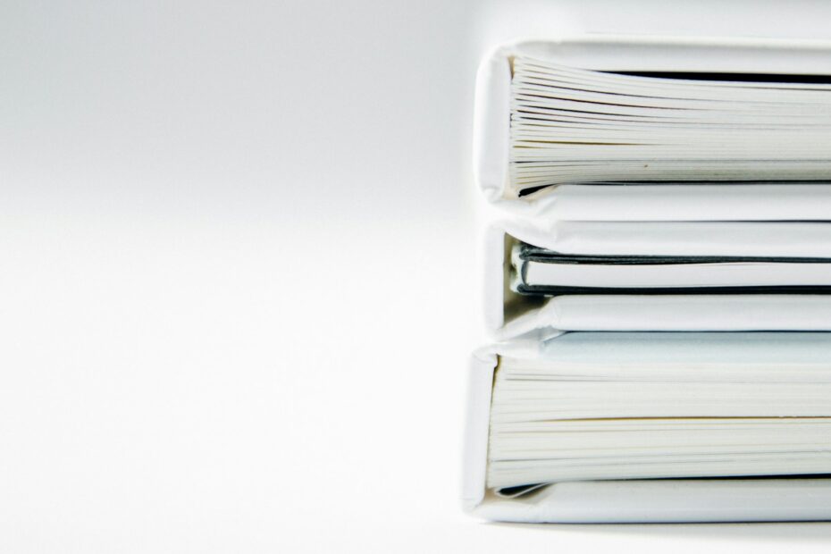 Stapel witte ordners op een witte ondergrond
