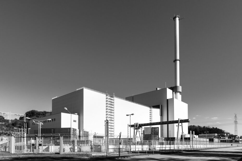 Kerncentrale Krümmel bij Geesthacht in zwart-wit
