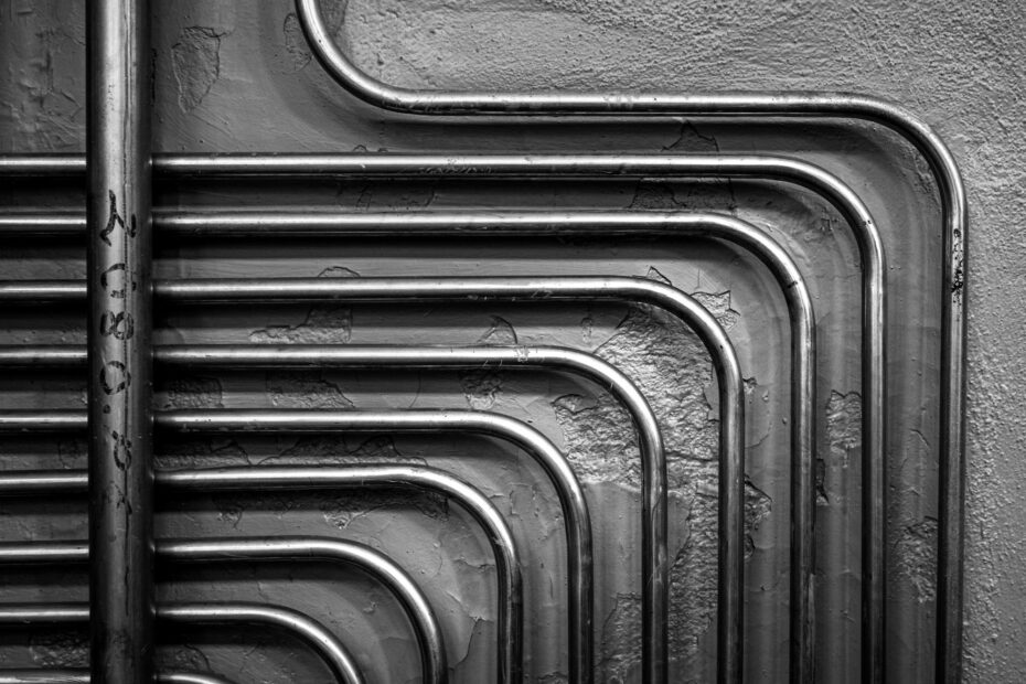 Gebogen industriële leidingen in zwart-wit