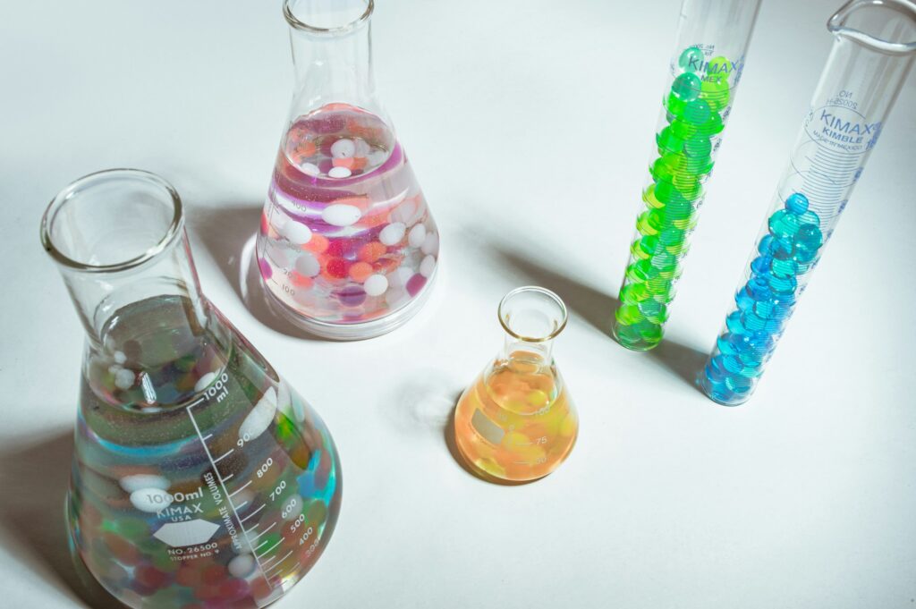 Laboratoriumglaswerk met gekleurde vloeistoffen
