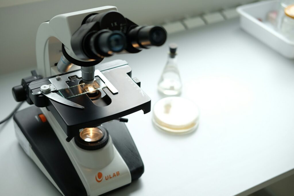 Microscoop in een licht laboratorium