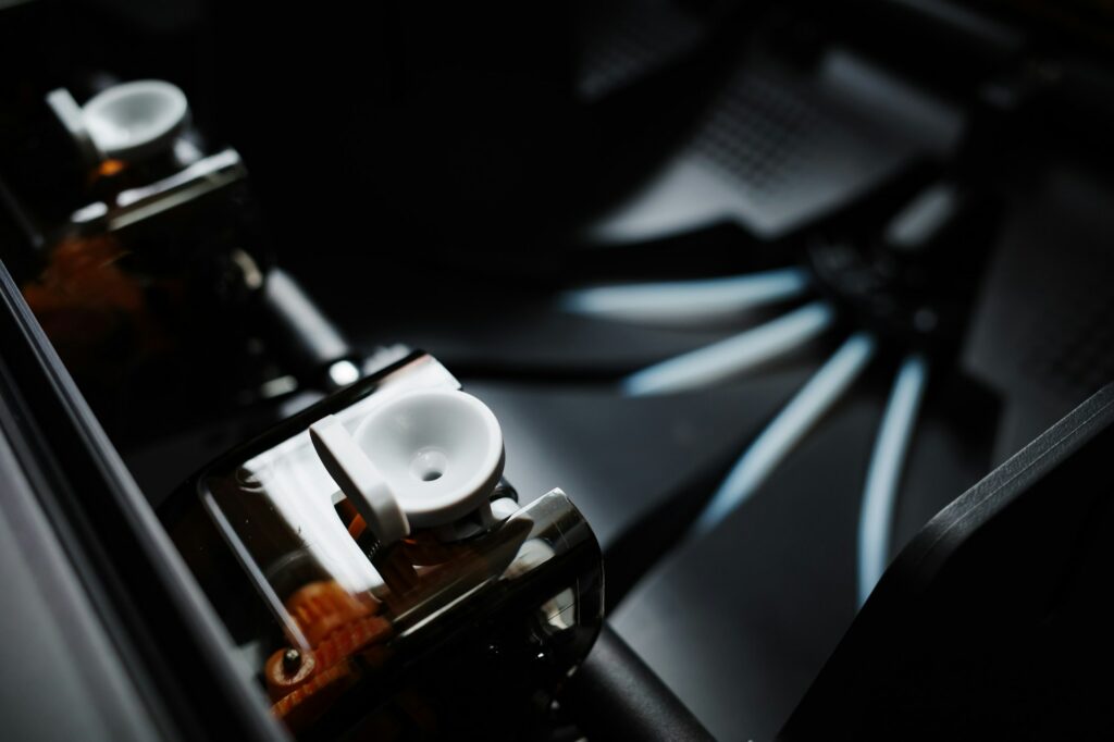 Close-up van een metalen machineonderdeel in donker licht